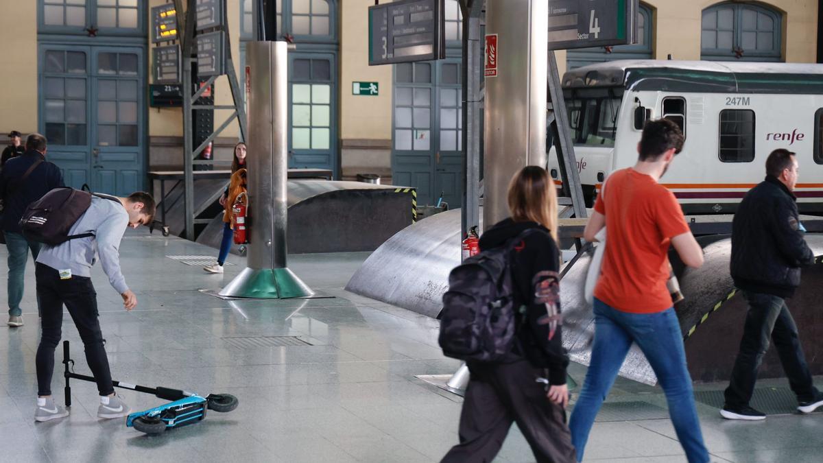 Primer día de la prohibición de los patinetes eléctricos en los trenes de Renfe