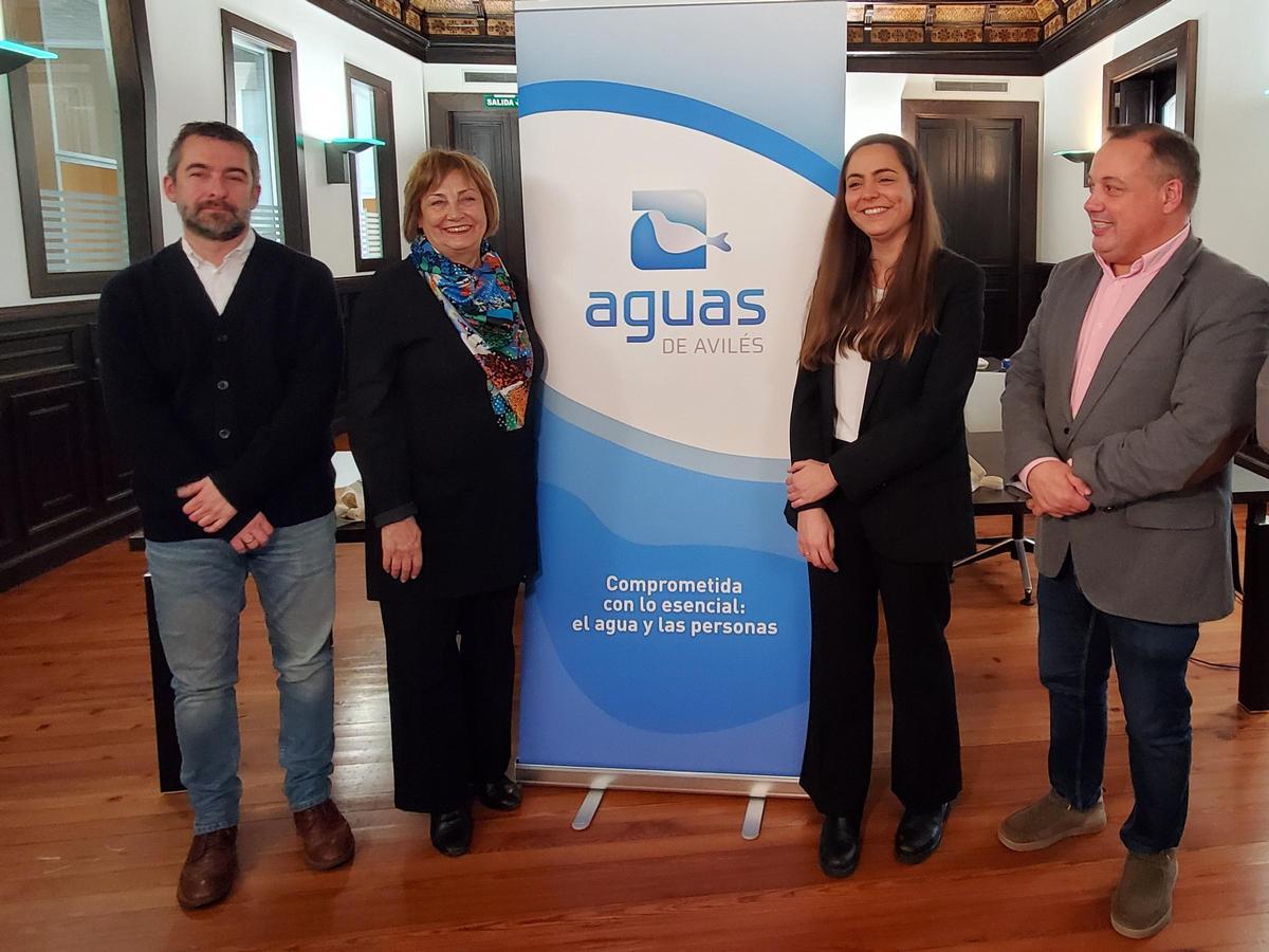 De izquierda a derecha, Manuel Campa, concejal de Desarrollo Urbano y Económico; Mariví Monteserín, alcaldesa de Avilés; Susana Jódar, gerente de Aguas de Avilés; y Pelayo García, concejal de Servicios Urbanos, Movilidad y Medioambiente, durante la presentación del Plan Estratégico 'Esencial'.