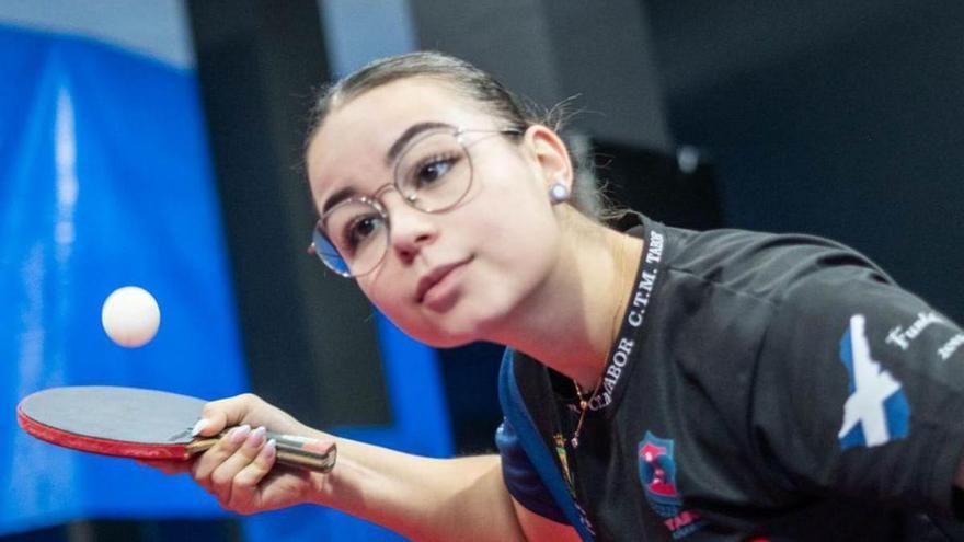 Lorena Gil, jugadora del Tabor, en acción.