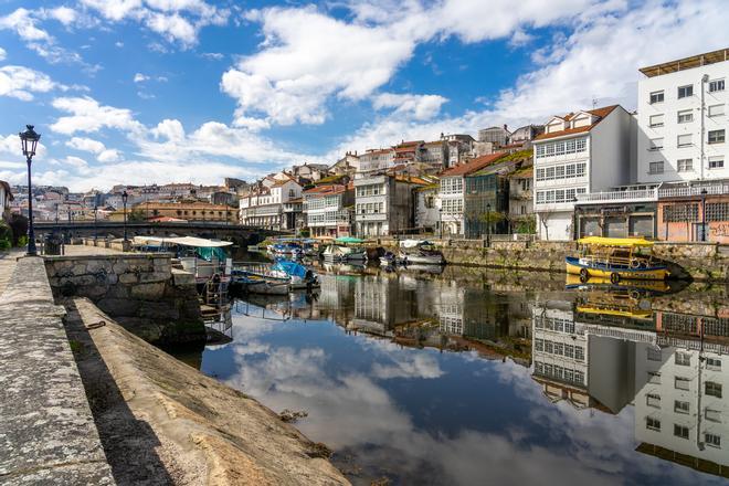 Barcos a la orilla del río Mandeo, a los pies de Betanzos