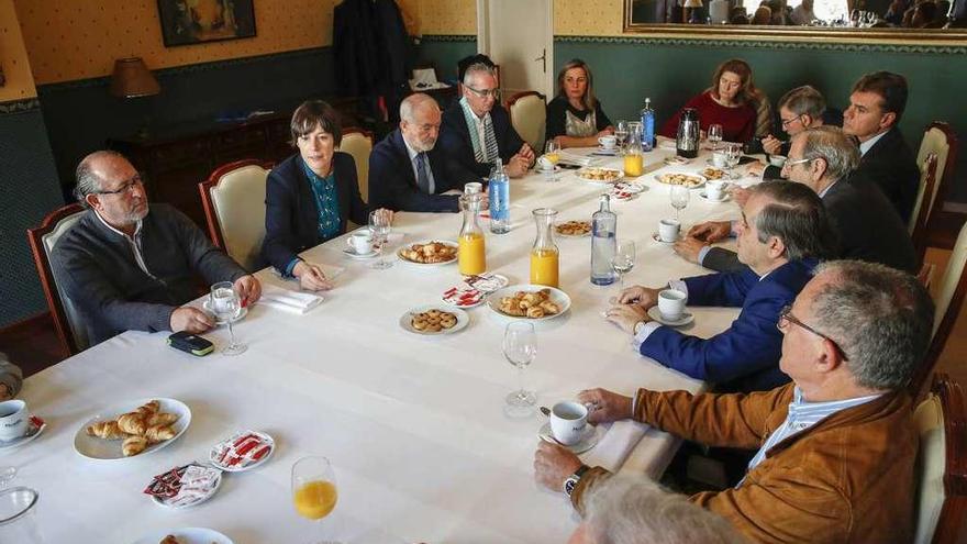 Ana Pontón (2i.), con Serafín Otero (i.) y miembros del Círculo de Empresarios de Galicia, ayer. // R. Grobas