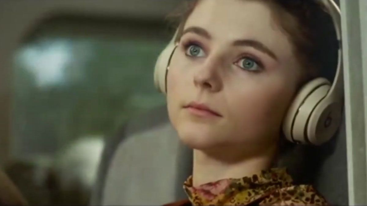 Eloise (Thomasin McKenzie), perdida en su mundo de canciones pop en 'Última noche en el Soho'.