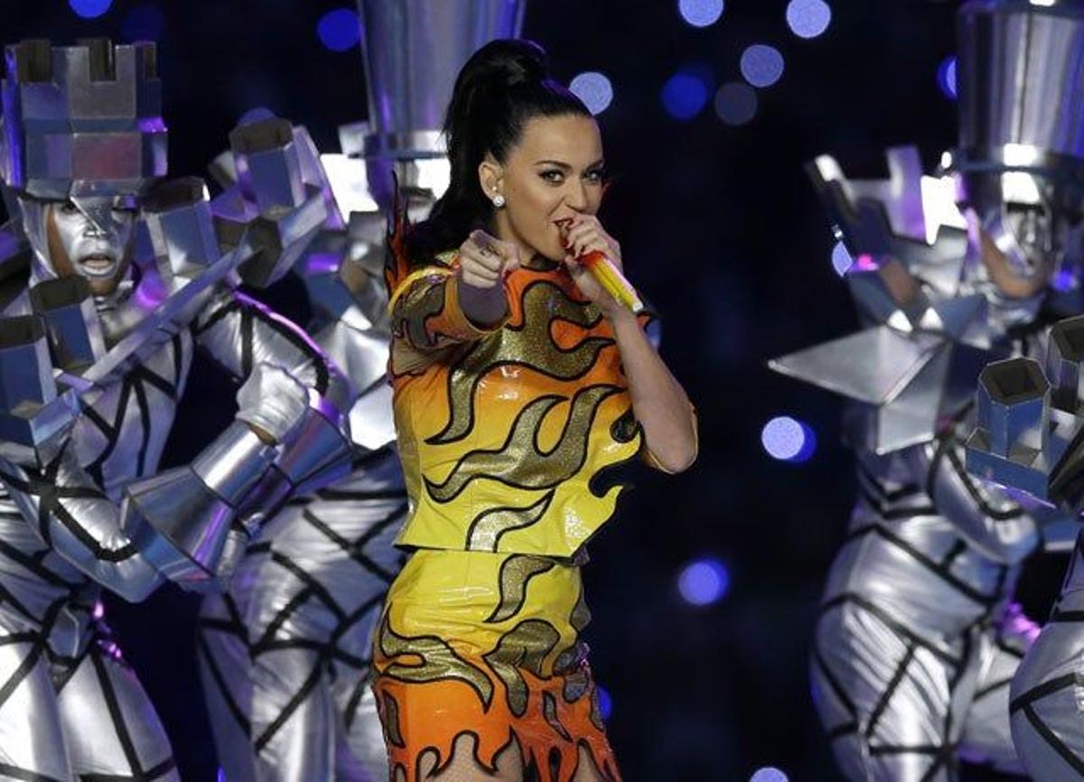 Katy Perry con un vestido amarillo con llamas en la Super Bowl 2015