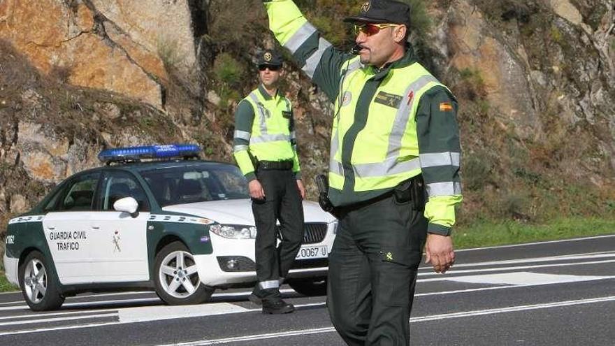 Agentes de Tráfico, en un control en Ourense. // Iñaki Osorio