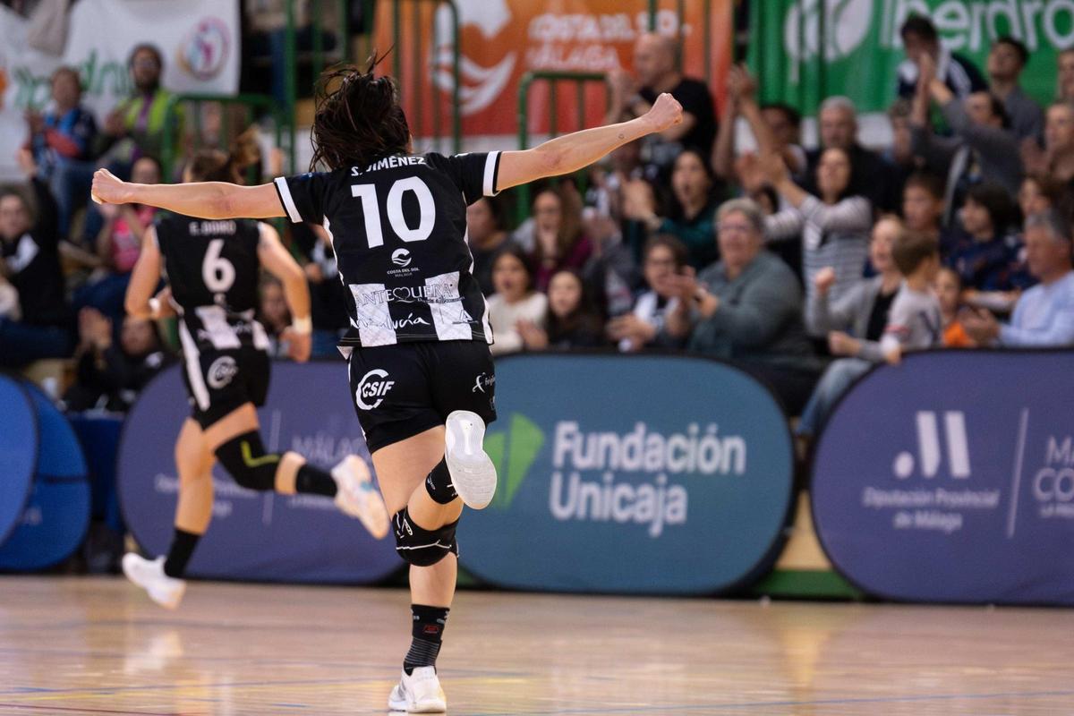 Sole López celebrando un gol con el Costa del Sol Málaga.