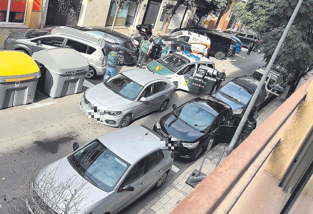 Despliegue de la Guardia Civil para detener en Alicante a uno de los implicados.