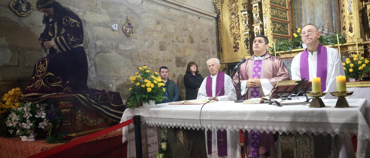 La lluvia impidió salir a la talla de Jesús por las calles cambadesas.