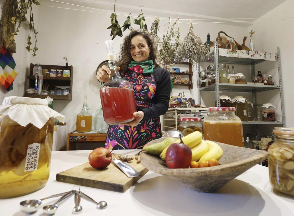 Sole Saburido muestra uno de sus fermentos en su taller en San Salvador de Poio.