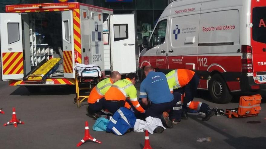 Un motorista herido al caerle encima la barrera del parking de un supermercado