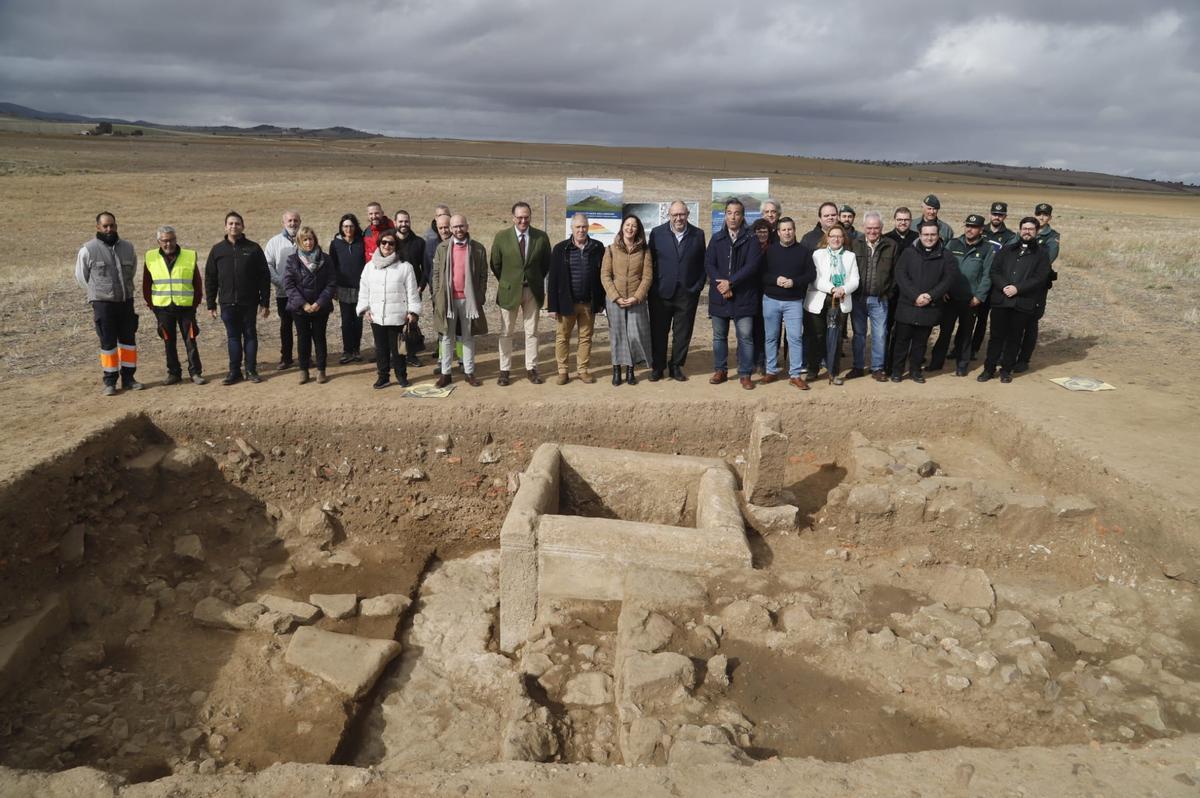 Autoridades locales y de la Universidad de Córdoba junto al equipo de la excavación arqueológica que ha descubierto en Mellaria la fuente mejor conservada de la Hispania romana.
