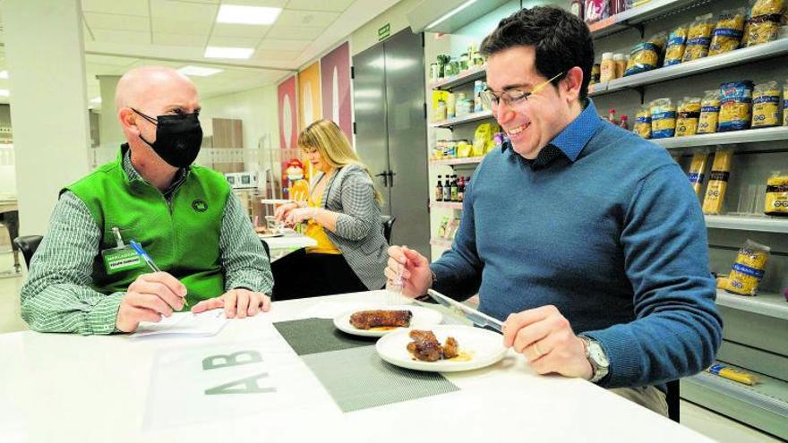 Felipe Soriano, especialista en asados cárnicos de Mercadona, durante un encuentro con un cliente en el centro de coinnovación de Bétera.    | // LEVANTE-EMV