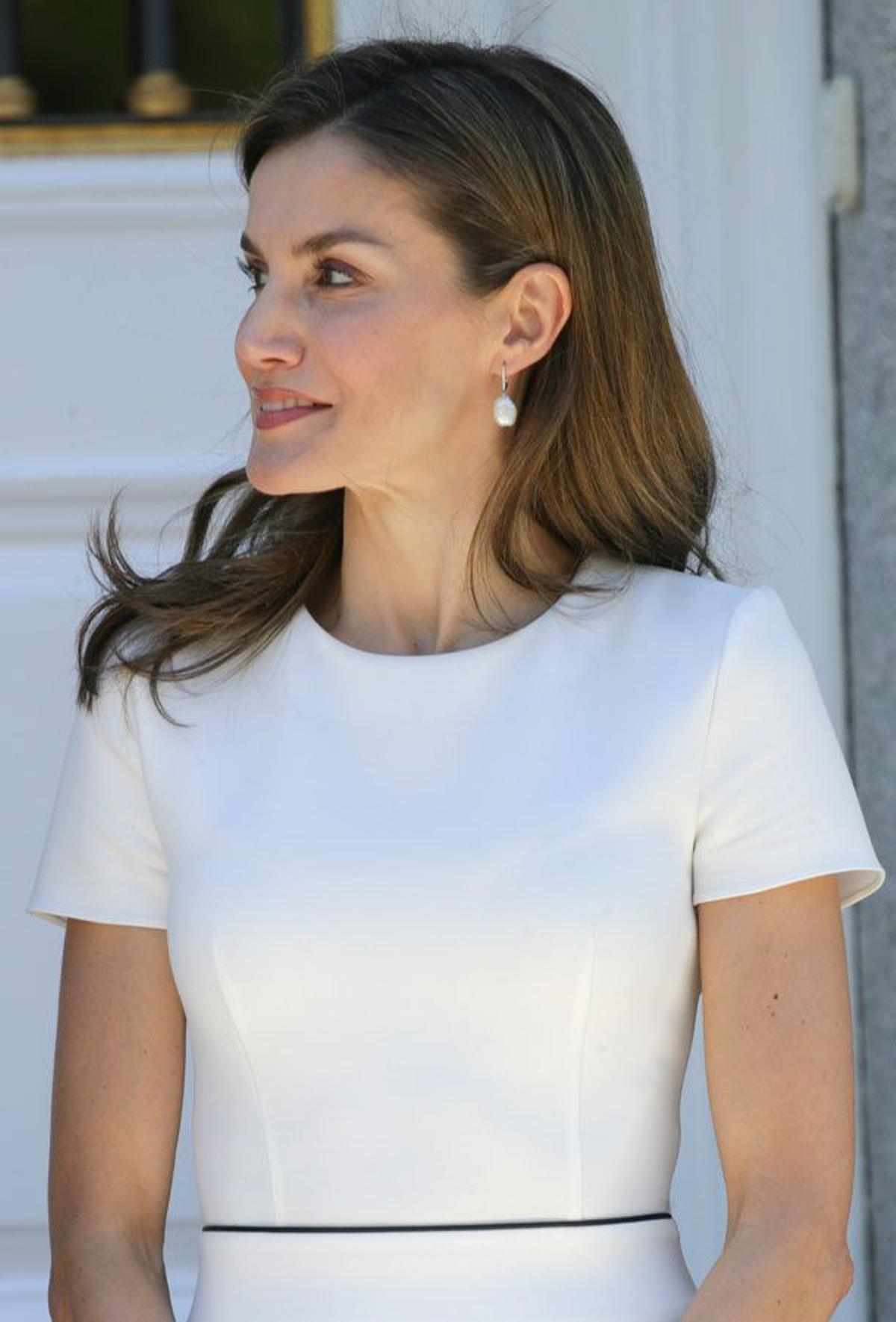 Detalle de los pendientes de Tous y el top blanco de Hugo Boss de Letizia Ortiz