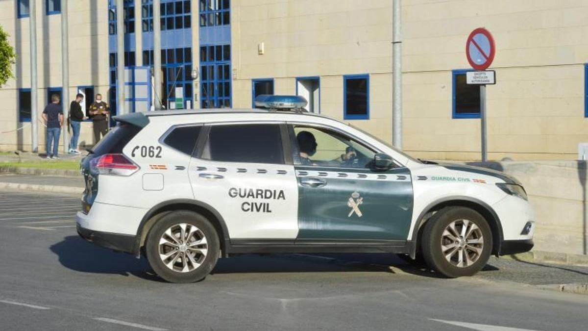 La Guardia Civil traslada a los detenidos al juzgado.