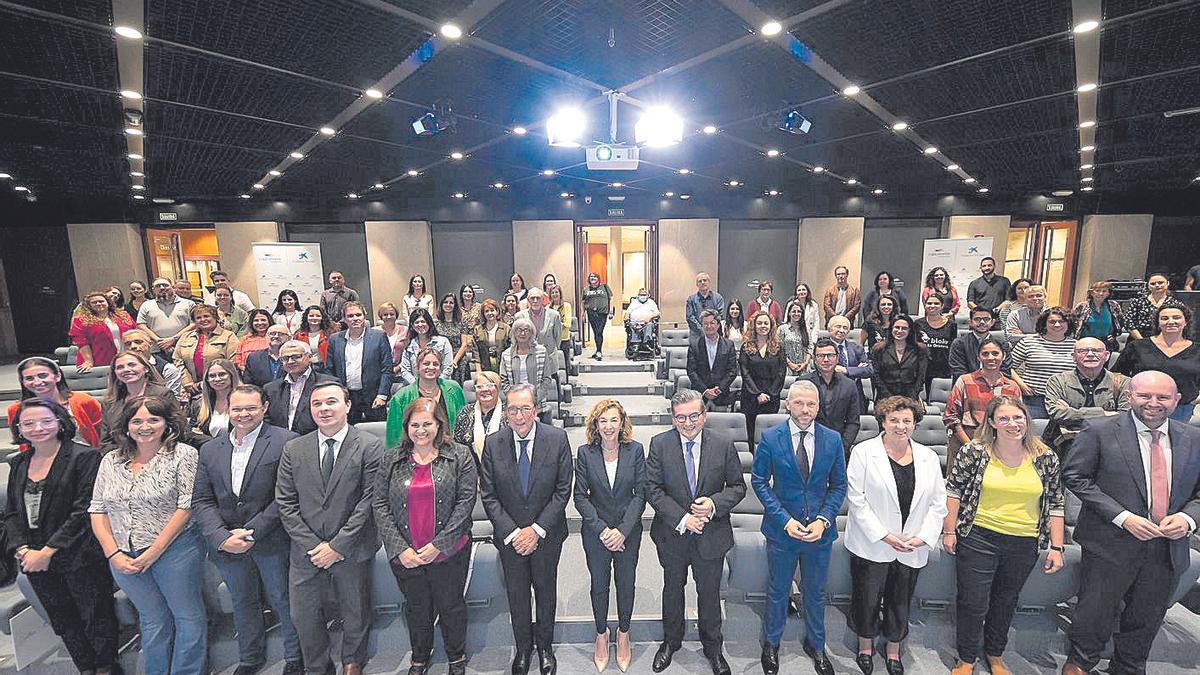 Antonio Vila, Margarita Ramos y Juan Ramón Fuertes junto a las entidades sociales.