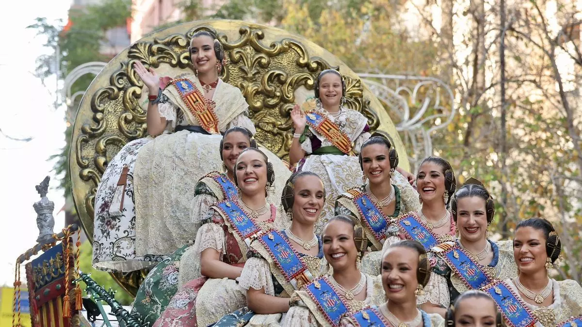 Las Hogueras sostienen el desfile que en Fallas ya murió como "Cabalgata del Reino"