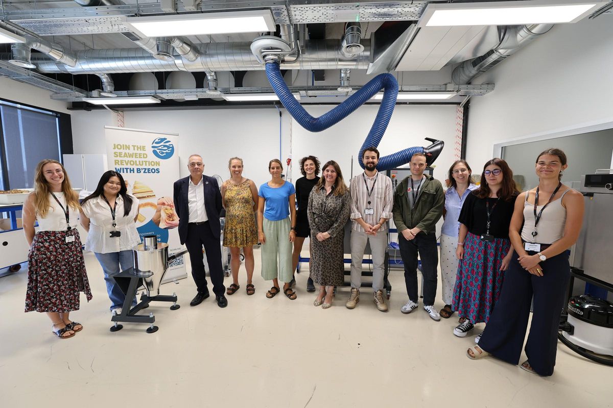 Foto de familia con los representantes de la empresa B'ZEOS y del Consorci