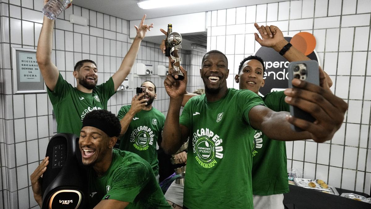 Will Thomas se conectó por videollamada con los jugadores del Unicaja.