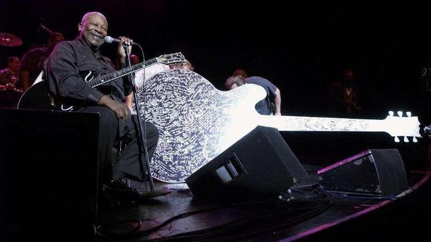 B.B. King, con su famosa guitarra Gibson, en 2005.