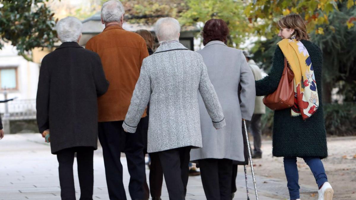 Pensionistas en una calle de Santiago. |  // XOÁN ÁLVAREZ