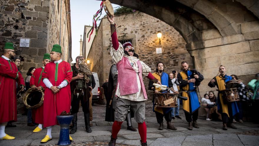 El Mercado Medieval da vía libre a que la movida en los bares de Cáceres se amplíe dos horas