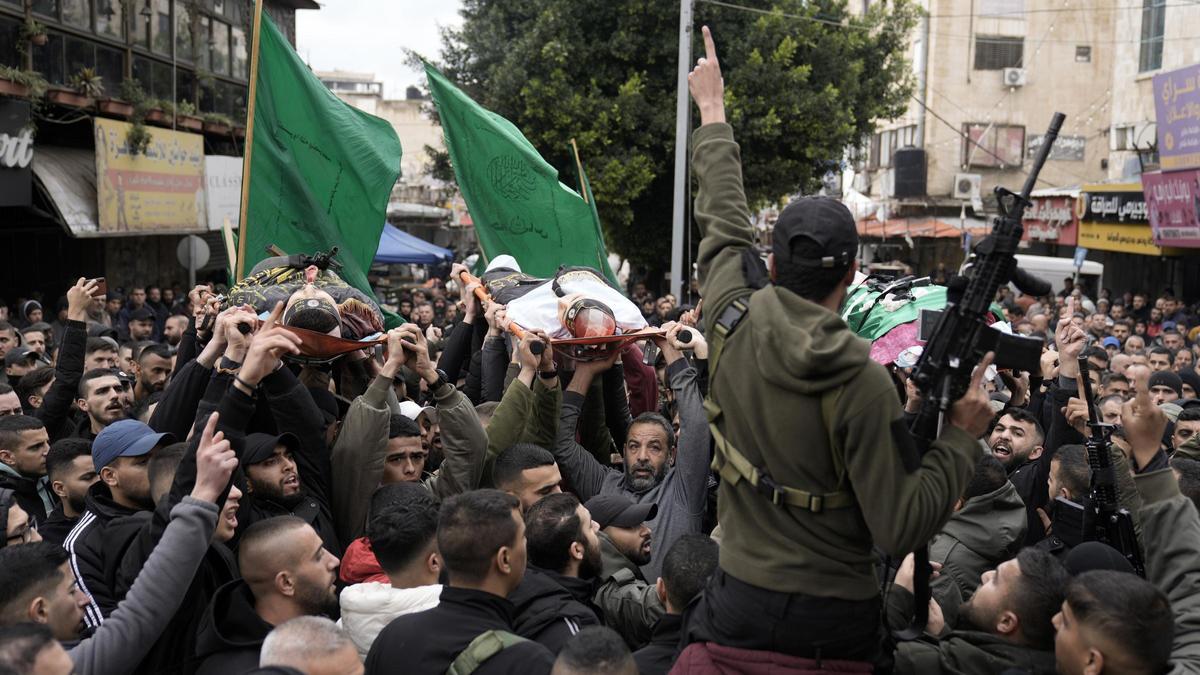 Funeral por los tres militantes palestinos asesinados en el hospital Ibn Sina, este miércoles en Yenín.