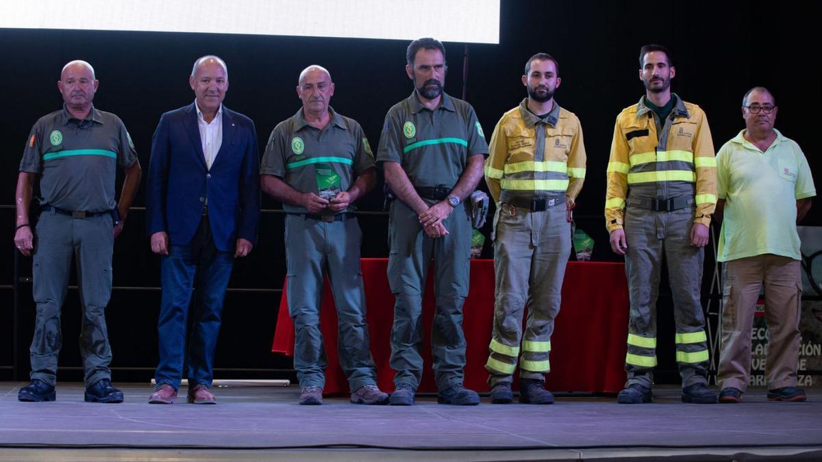 Brigadistas forestales durante el homenaje. 