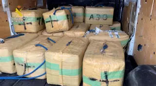 La Guardia Civil frustra un alijo de más de 870 kilos de hachís en Conil