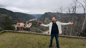 El nuevo propietario posa con el Poblado abandonado al fondo de la imagen.