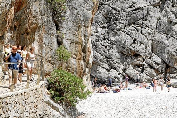 Im Torrent de Pareis, einer der größten Touristenattraktionen der Insel, stapeln sich die Besucher. Seit Wochen schafft keiner den Müll weg, auf der berühmten Serpentinenstraße staut sich der Verkehr, am Ufer haben Taschendiebe leichtes Spiel. Es ist ein Albtraum, sagen die Anwohner.