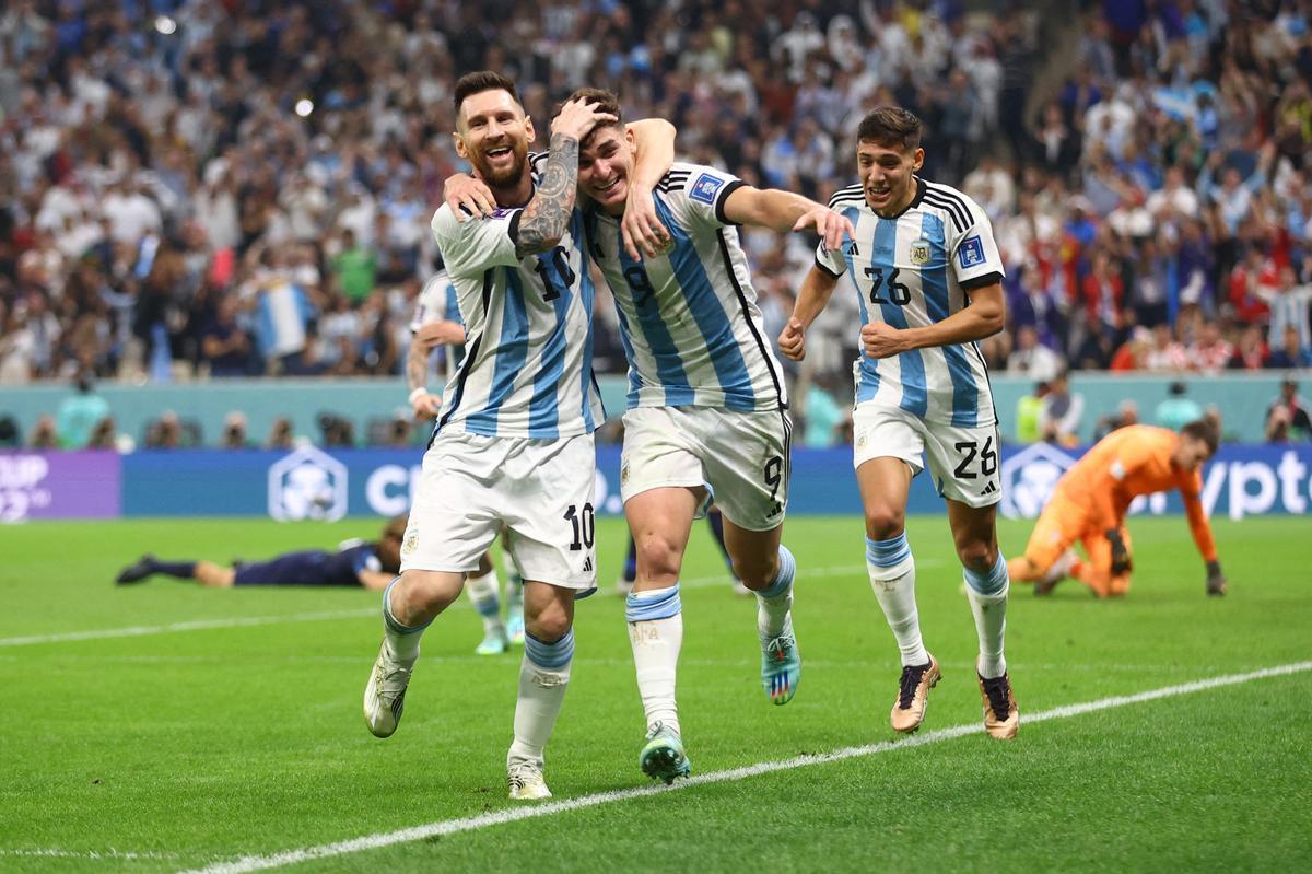 Julián Álvarez celebra con Messi su segundo con, el tercero de Argentina ante Croacia.