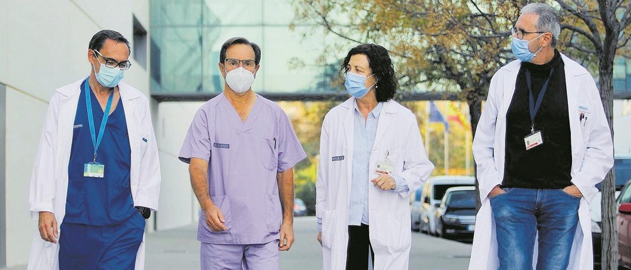 Los doctores Javier Millán, Álvaro Castellanos, Rosario Menéndez y Miguel Ángel Roig, en el exterior del  Hospital La Fe de València