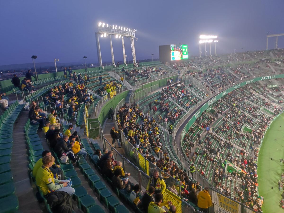 La zona visitante, en el Martínez Valero, con la afición del Submarino.