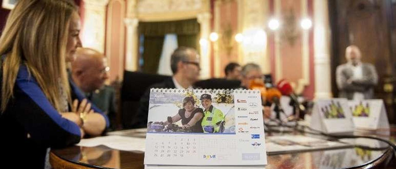 Presentación del calendario solidario en el salón de plenos. // Brais Lorenzo