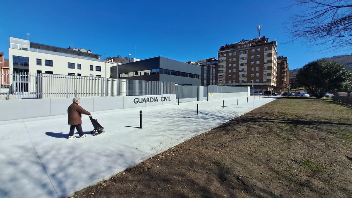 Una vecina, caminando por el nuevo vial del cuartel.