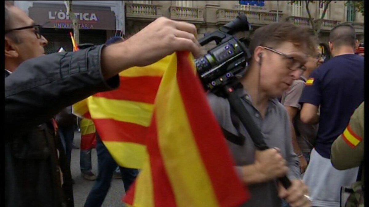 Increpados los equipos de TV3 y BTV en la manifestación españolista de Barcelona