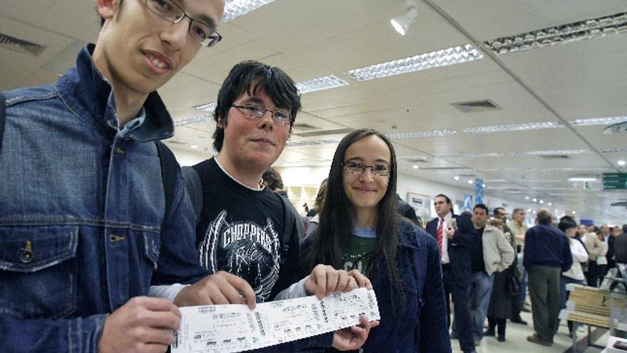 Tres jóvenes muestran sus entradas recien compradas para el Gran Premio de Europa de Fórmula Uno, que se disputará el próximo 24 de agosto en el circuito urbano de Valencia y que se han puesto a la venta hoy, martes 1 de abril.