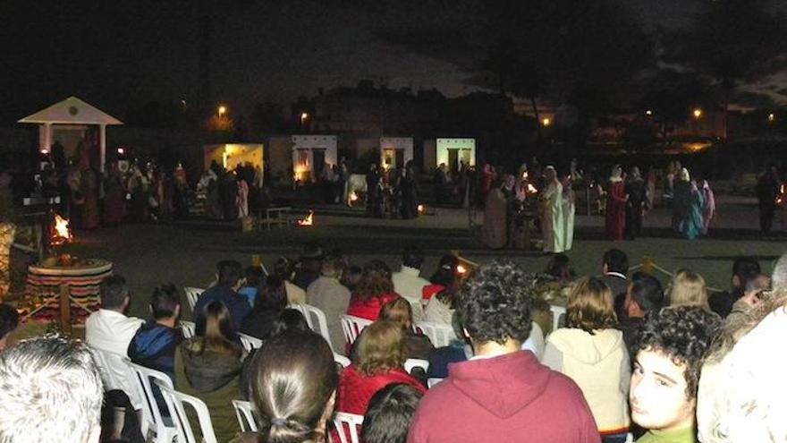 Más de un millar de personas se dio cita ayer en Almayate para disfrutar de la primera de las dos representaciones del belén viviente navideño de esta localidad del litoral del término municipal de Vélez Málaga.