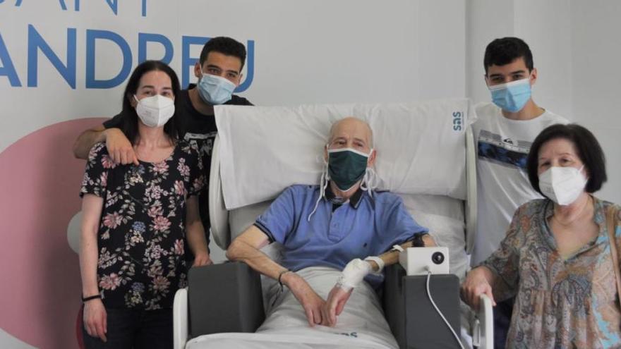 La primera V-CHAIR de l&#039;Hospital de Sant Andreu, que utilitza el pacient Manuel Hernández |