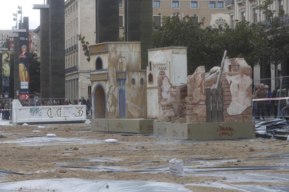 EN IMÁGENES | Comienza el montaje del belén de la plaza del Pilar
