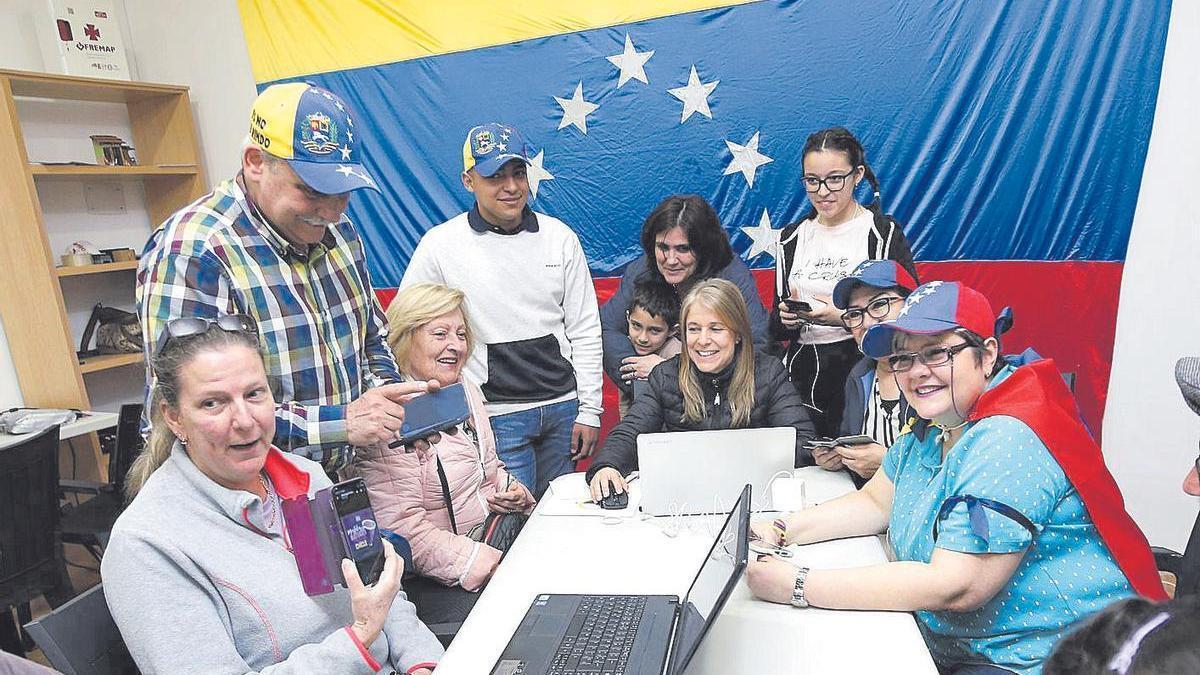 Un grupo de venezolanos reunidos en la sede de la asociación que los agrupa en Vigo.