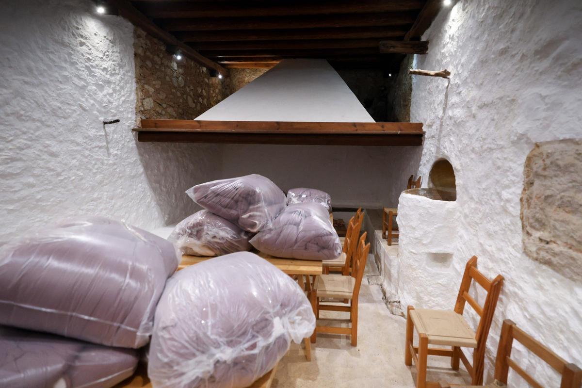 Parte del comedor de Can Tomeu con el antiguo horno.