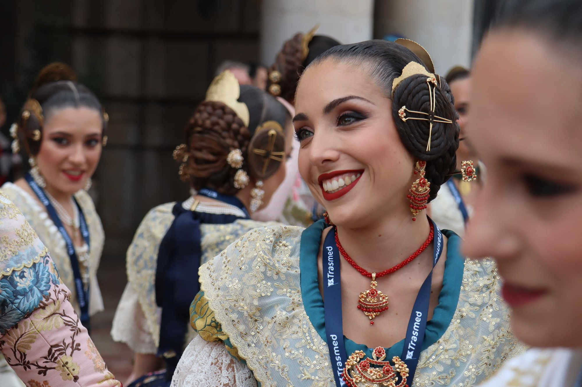 Concentración fallera en la Plaza del Ayuntamiento con las candidatas a FMV2025