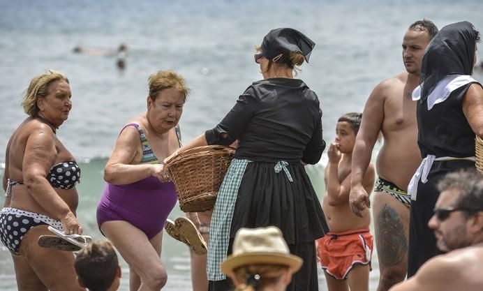 20/08/2017 MELENARA, TELDE.  Varada del Pescado en Melenara. Un grupo de señoras ataviadas de pescadoras representaron la venta tradicional del pescado por la playa de Melenara. FOTO: J. PÉREZ CURBELO