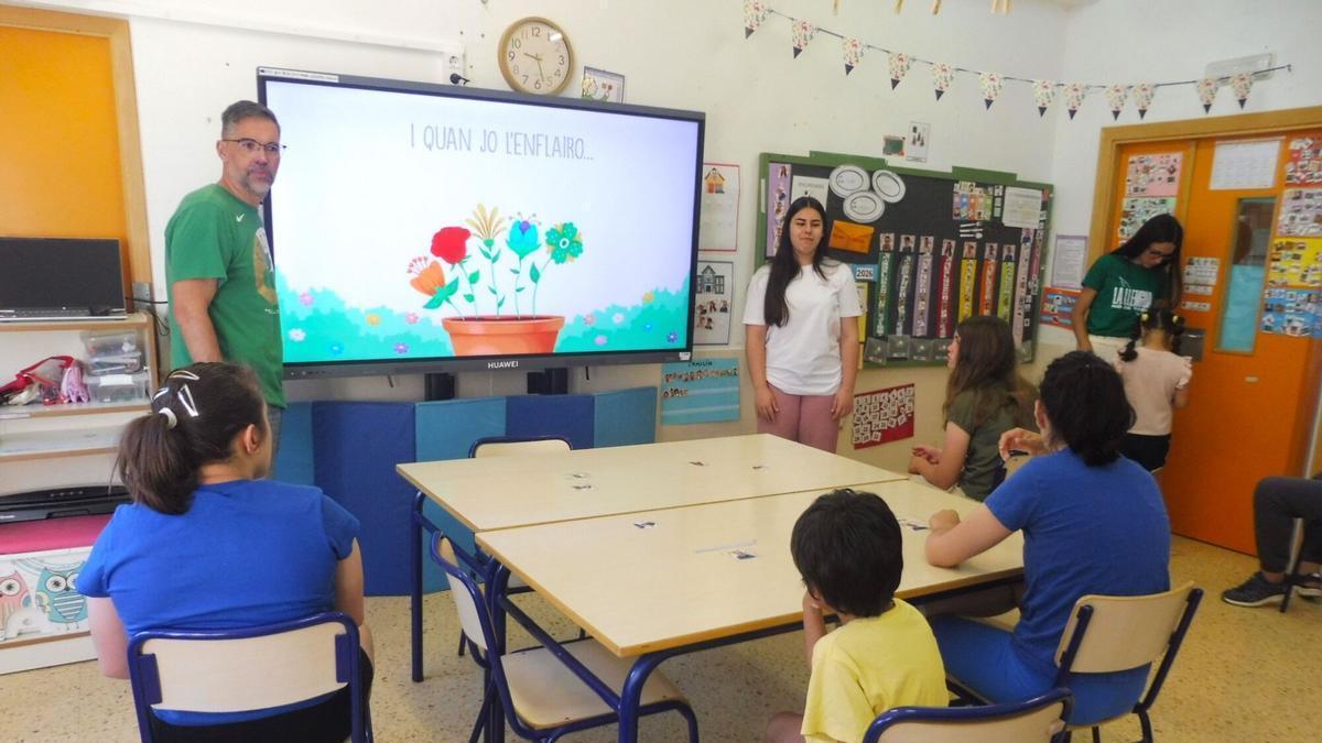 Dos profesores, en una clase de Primaria