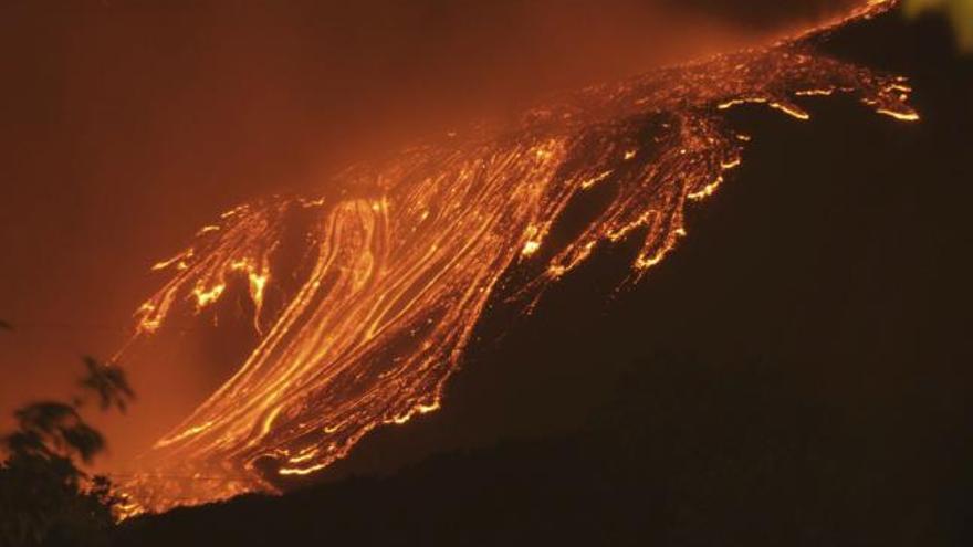 El volcán Etna en erupción cerca de Catania.