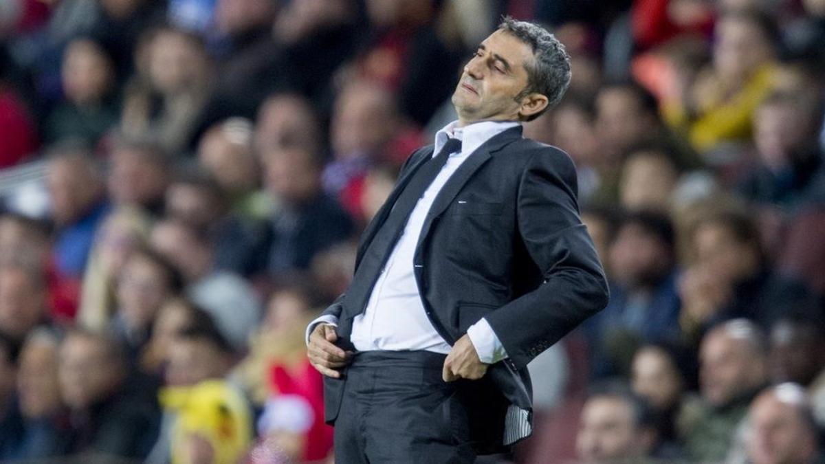 Ernesto Valverde gesticula en la banda  durante el  partido de liga entre el Barca y el Celta