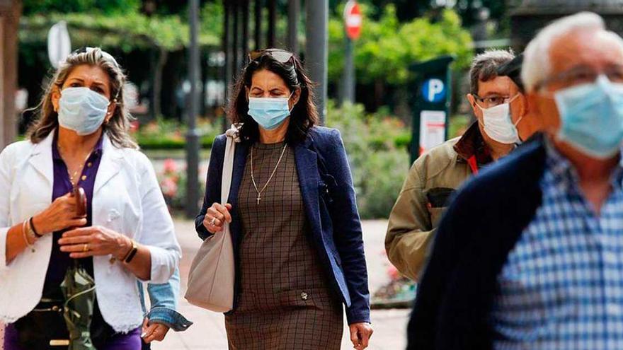 Gente con mascarilla en la calle.