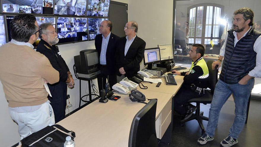 El alcalde ha visitado las instalaciones del Centro de Comunicaciones Policiales (CECOP).