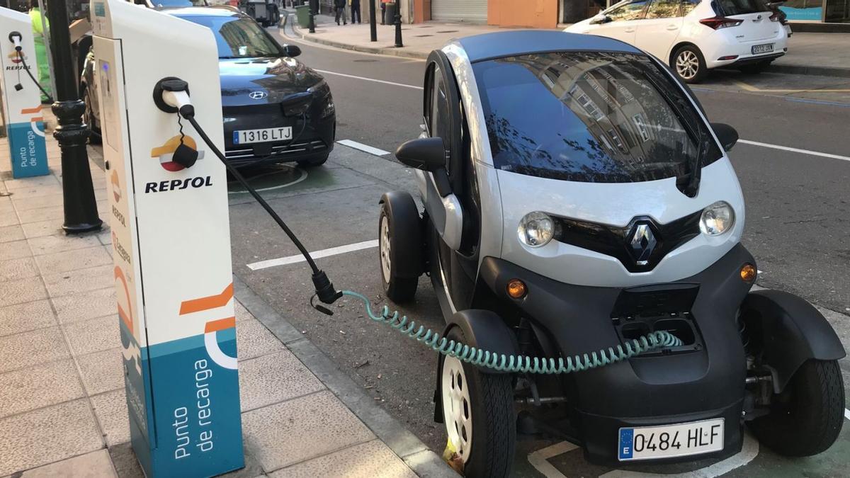 Coches eléctricos en puntos de recarga en plena calle. |   // EUROPA PRESS