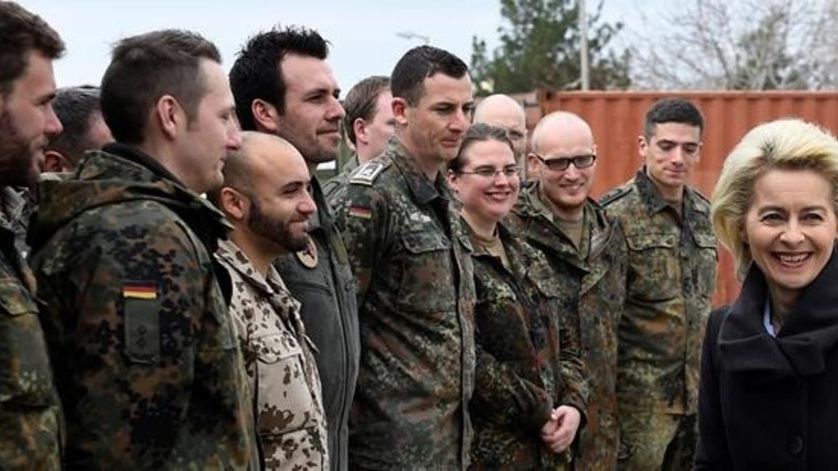 La ministra de Defensa, Ursula von der Leyen, visita a soldados alemanes en la base de Incirlik, en enero del 2016.